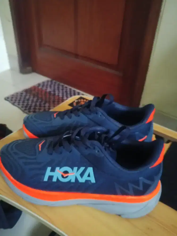 Sepatu lari Hoka