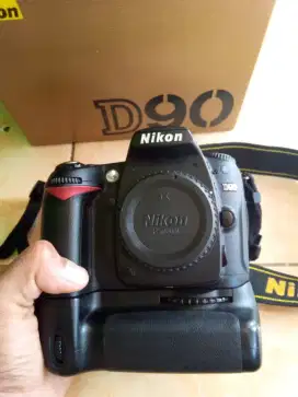 Nikon D90 body only + batregrip mulus