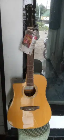 Bismillah maaf numpang lapak bosku mau jual gitar akustik