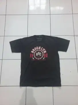 Kaos hitam motif basket