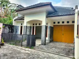 Rumah dgn tanah luas perum jl. Kabupaten