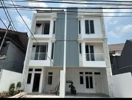 Rumah 3 lantai harga murah 5 menit dari Mall Grand Pramuka