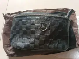 Tas selempang kulit catur