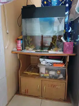 Aquarium sama ikan dan mejanya