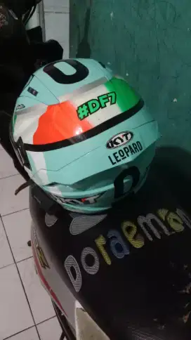 Djual cepat helm KYT ada alat untuk smbung ke tlp bisa nego cepat