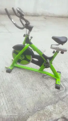 Alat olahraga sepeda statis spinning bike