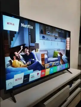 SMART ANDROID TV 32 INCH. KONDISI SPRTI BARU. TV PAKAIAN STUMAT