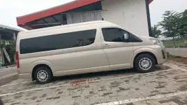 Rental mobil HIACE premio & commuter