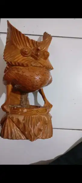 Patung kayu burung hantu