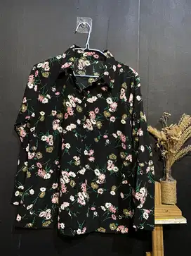 preloved.bytanti – Kemeja Wanita Floral Warna Hitam