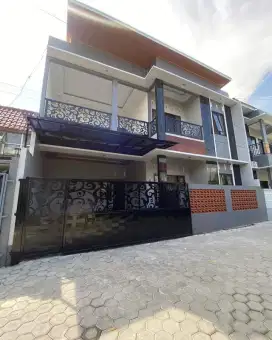 Mewah Kontemporer Dijual Rumah Cantik Dekat Jogjabay waterpark maguwo