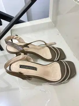 Di jual sepatu heels