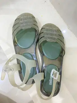 Di jual sepatu sandal