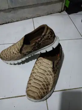 Sepatu dari kulit asli