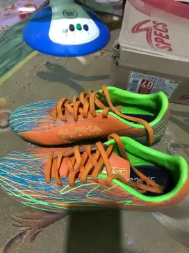 Sepatu bola bekas