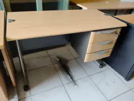 Meja kantor meja kerja modera