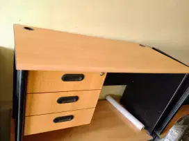Meja kantor meja kerja merk Uno
