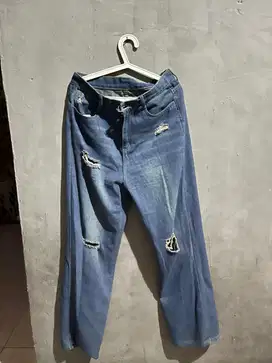 BAGGY RIPED JEANS