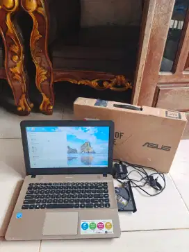 laptop asus seribaru ram 4gb win 10 msh segel no minus (bs nego)