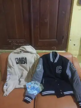 Hodie pria dan Varsity