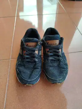 Sepatu second league size 39