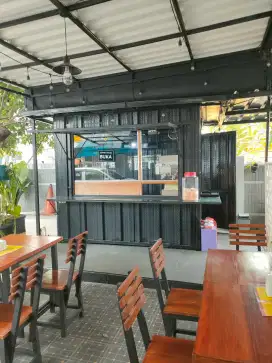 Pramuniaga penjaga toko rumah makan wanita