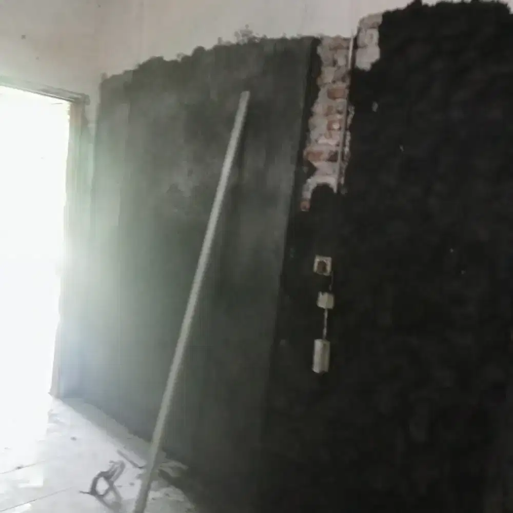 Mengerjakan renovasi rumah