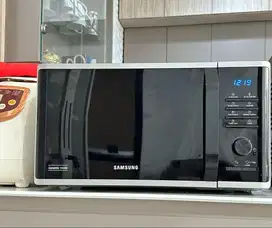 Microwave Merk Samsung 23 L - Seperti baru