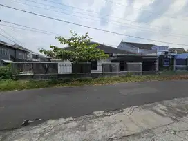 Rumah bagus luas siap pakai  di perumahan solo baru