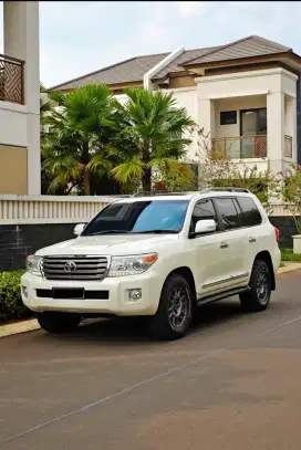 Mulus Mewah Seperti Baru Land Cruiser putih