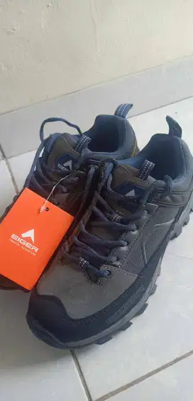 Sepatu Eiger size 39 + jaket size S