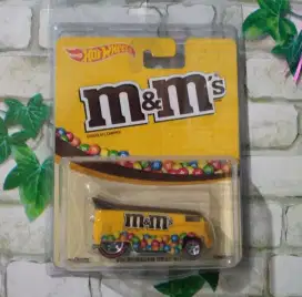 DIJUAL HotWheels Volkswwagen Dragbus m&m's