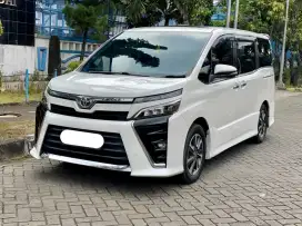 TOYOTA VOXY 2.0 AT 2018