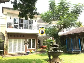 Rumah Tropis Modern dg Taman Luas Dan Kolam Renang di Area Pejaten