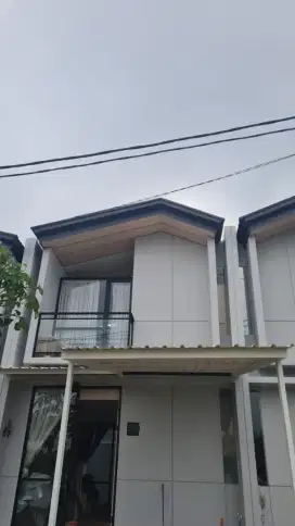 Rumah Rolling Hills 2 Lantai di KIIC Karawang, Furnished, Balkon, AC