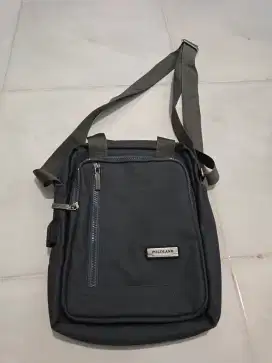 Tas selempang waterproof , dpt hadiah belum pernah pakai, kondisi baru