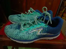 Sepatu Running Specs