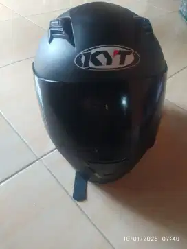 Helm KYT R10 kondisi bagus