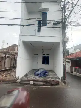 Rumah baru 2 lantai siap huni pinggir jalan mobil harga murah Condet
