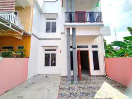 Disewakan Rumah 2 Lt Tengah Kota, Tepi Jalan, Murah Di Jl. Jambu Mawar