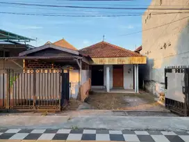 Rumah Luas di Jombang: Peluang Usaha di Samping Jalan