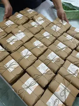 Bagian Packing QC Souvenir Hampers atau hadiah dan dekorasi mini