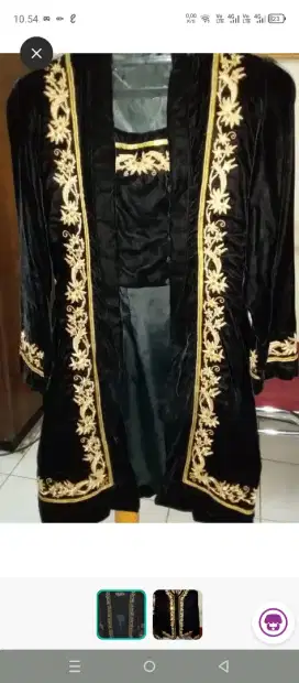 Sepasang kebaya pengantin adat solo.