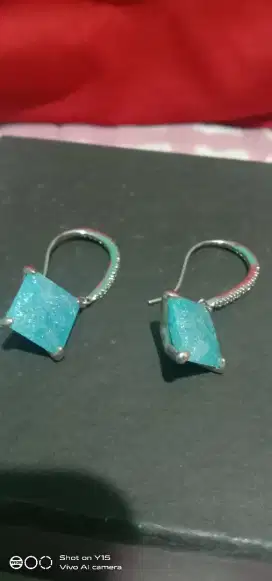 Perhiasa anting  biru langit untuk wanita cantik dan elegan