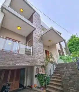 Rumah Mewah 3 Lt. Di Kawasan Elit Permata Hijau