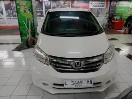 ISTIMEWA HONDA FREED E PSD AT 2014 PUTIH