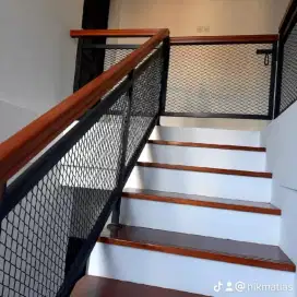 warna hitam railing tangga expanded minimalis kombinasi conwood/kayu