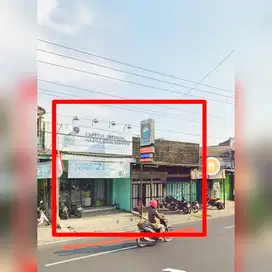 tempat usaha pinggir jalan raya wates KM 4 sangat ramai