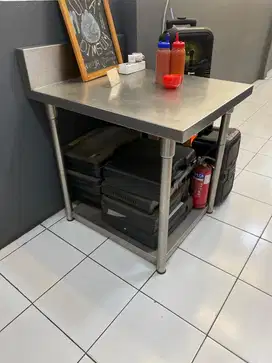 Meja stainless untuk dapur.