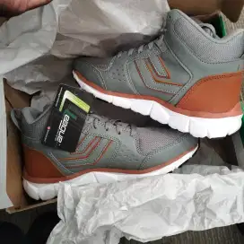 Sepatu League habisin stock UK 40 dan 41